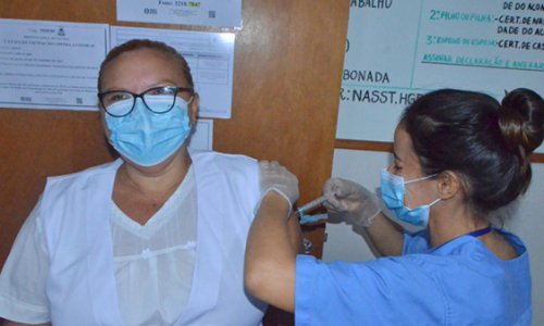 Profissionais do Hospital Geral de Palmas são imunizados contra Covid-19