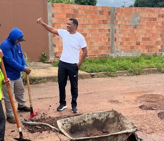 Vereador Waldson da Agesp acompanha serviço de tapa-buraco em Palmas