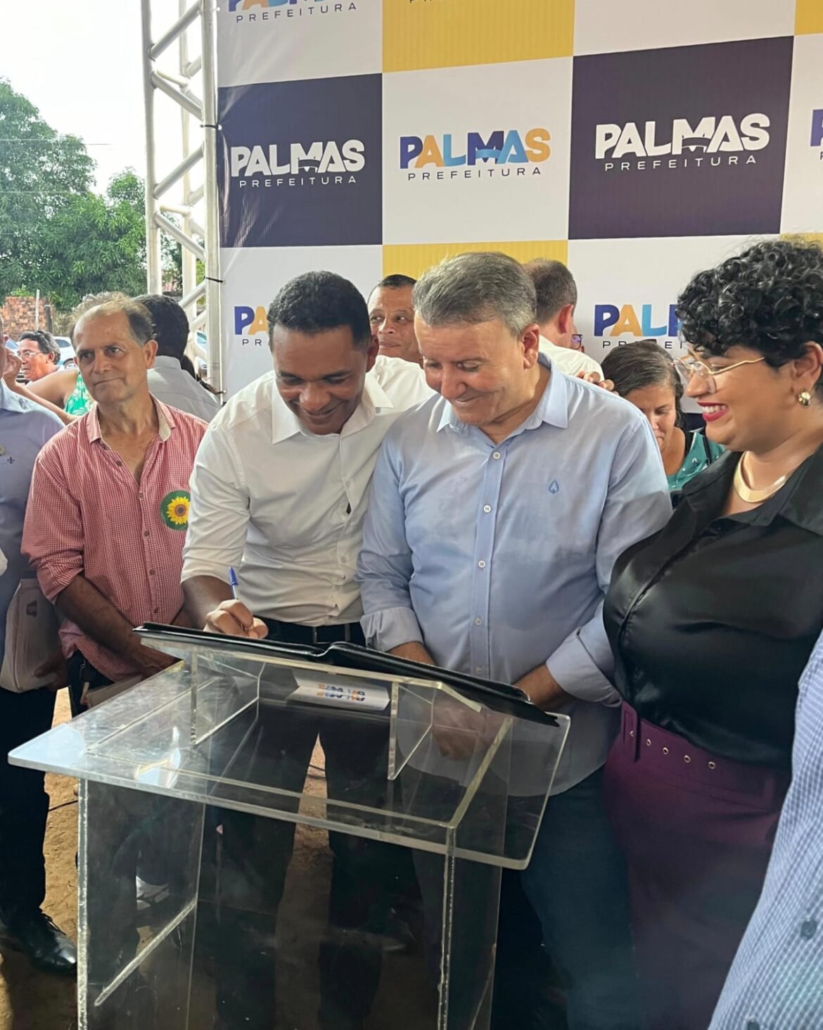 O Vereador Waldson participa junto com o Prefeito, da assinatura da ordem de serviço para a construção de praças!