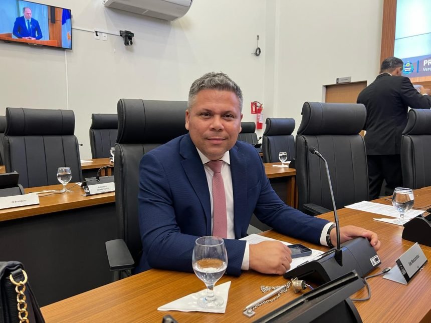 O Vereador Alex Mascarenhas, propõe através de requerimento o calçamento da feira coberta do Jardim Taquari