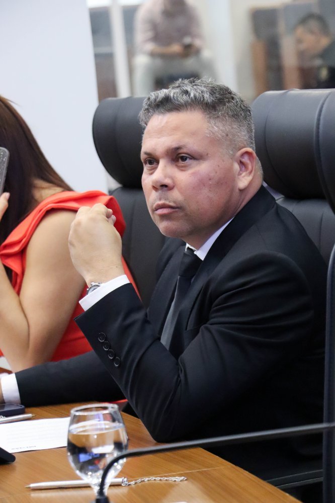 Vereador Alex Mascarenhas solicita recapeamento da Avenida C, no setor Aureny IV