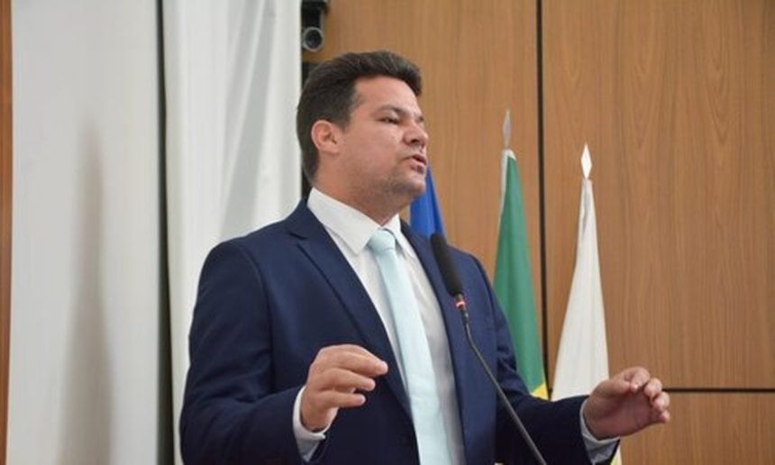 Vereador Walter Viana rebate denúncias e apresenta dados da saúde durante discurso na Câmara
