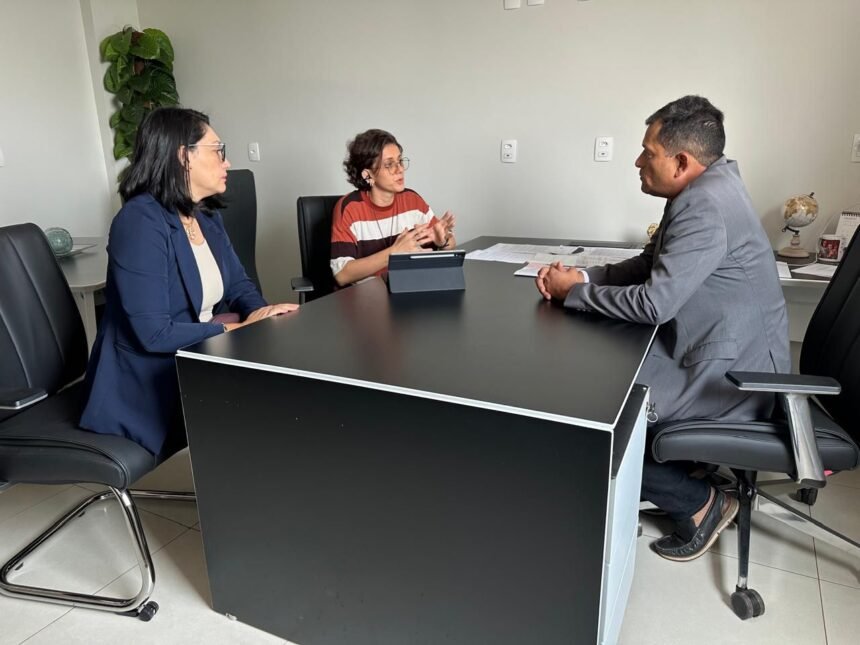 Vereador Zé Branquim recebe visita para tratar de assuntos urbanísticos de Palmas