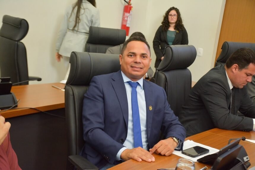 Vereador Josmundo solicita instalação de contêineres de lixo no Aureny III para atender comerciantes e moradores do bairro