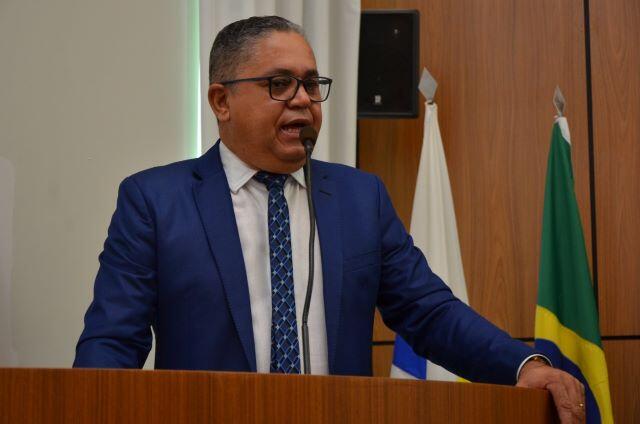 Vereador Eudes Assis solicita poda de árvores na Rua Buriti, no Setor Santa Fé IV