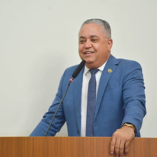 Vereador Eudes Assis leva demanda de roçagem da Quadra 605 Norte à Zeladoria Urbana