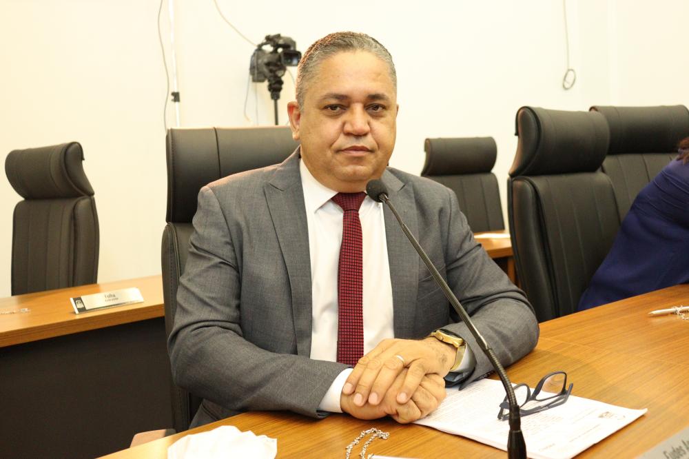 Vereador Eudes Assis solicita operação tapa-buracos na Rua 37 do Jardim Aureny III