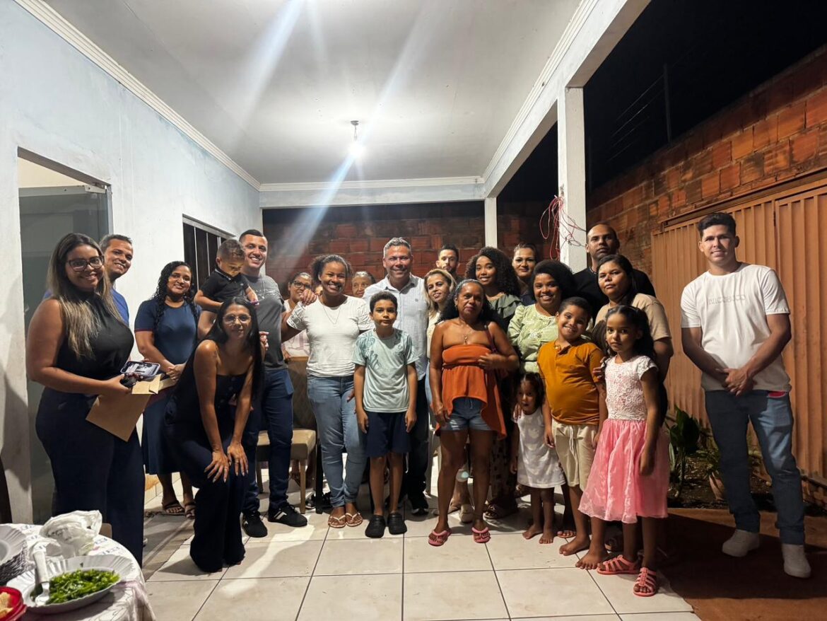 Moradores de diferentes bairros participaram, na noite da última quarta-feira (15), de uma reunião realizada na residência da líder comunitária Luciana Ribeiro, que contou com a presença do vereador Alex Mascarenhas.