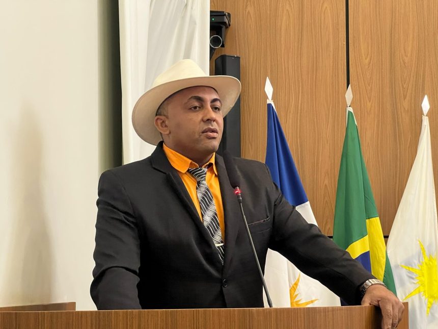 Vereador Dian Carlos faz discurso na tribuna, defende jornalismo responsável e reforça compromisso com Palmas