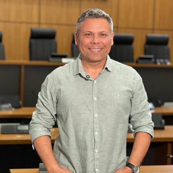 Vereador Alex Mascarenhas solicita implantação de faixa de pedestre em frente à academia Smart Fit no Aureny II