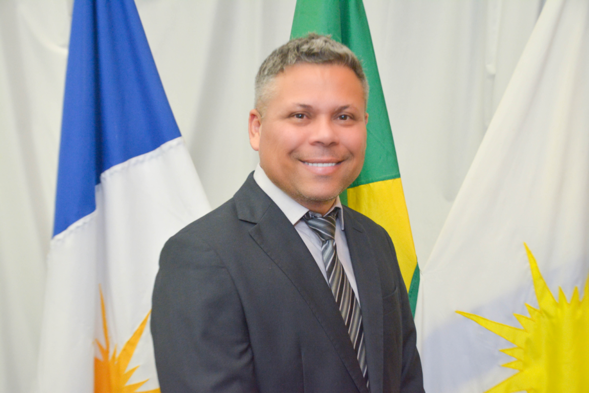 Vereador Alex Mascarenhas solicita recapeamento na saída da Quadra 304 Norte