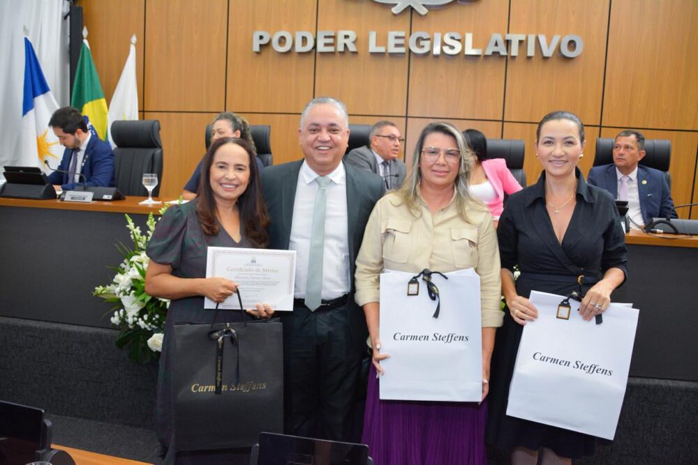Vereador Eudes Assis homenageia Neuselice Caetano Vieira e estende reconhecimento à esposa Leide Assis e à assessora Magna Costa em sessão pelo Dia da Mulher