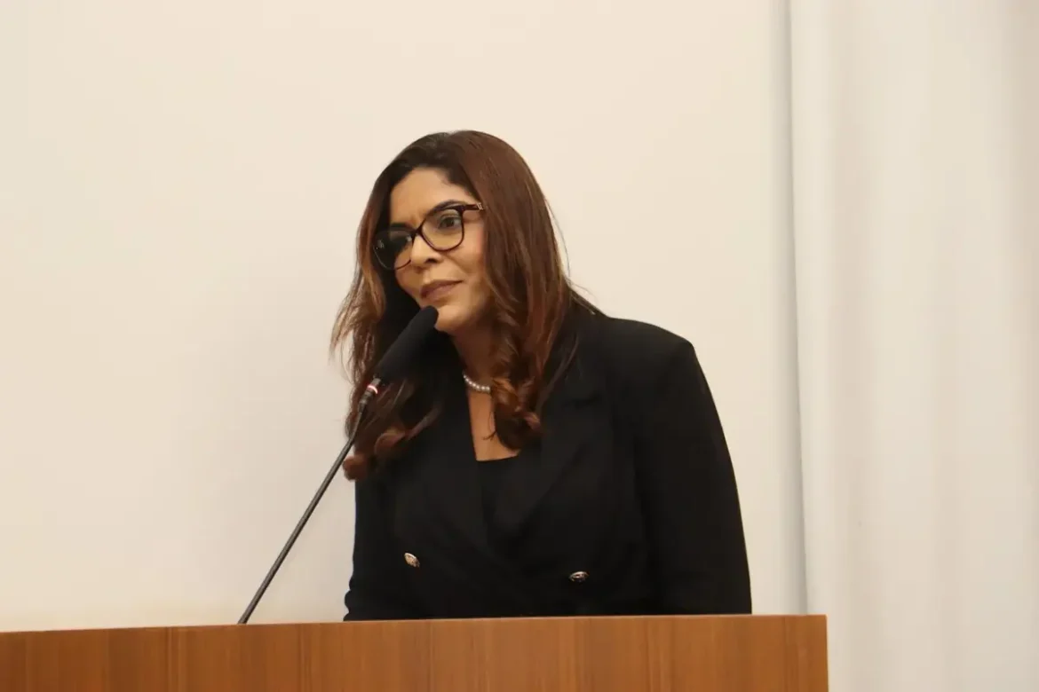 Vereadora solicita construção de parada de ônibus com cobertura em Taquaralto