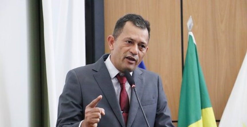 Vereador Zé Branquim solicita tapa-buracos e limpeza urbana no Aureny III