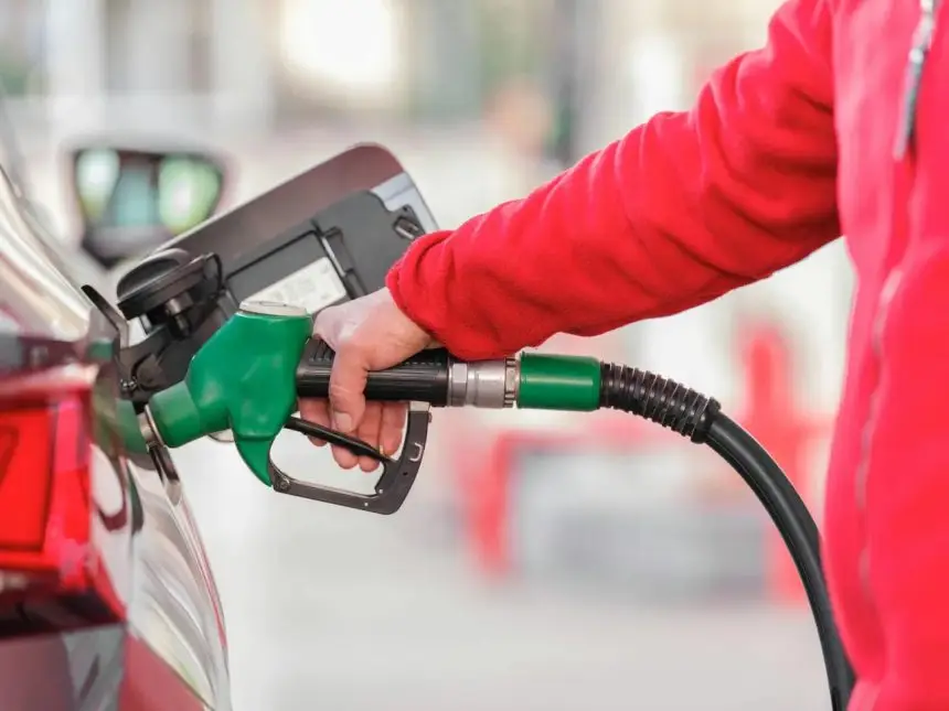 Gasolina pode ficar mais barata com proposta do governo para aumentar mistura de etanol; medida será analisada nos próximos 15 dias