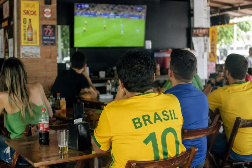 Vai assistir Brasil x Marrocos em um bar? Conheça 6 cobranças que podem ser contestadas e saiba quais são os seus direitos