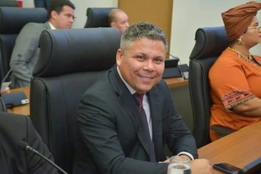 Vereador Alex Mascarenhas pede urgência no recapeamento de trecho da Rua Pernambuco e destaca necessidade de mais segurança no trânsito